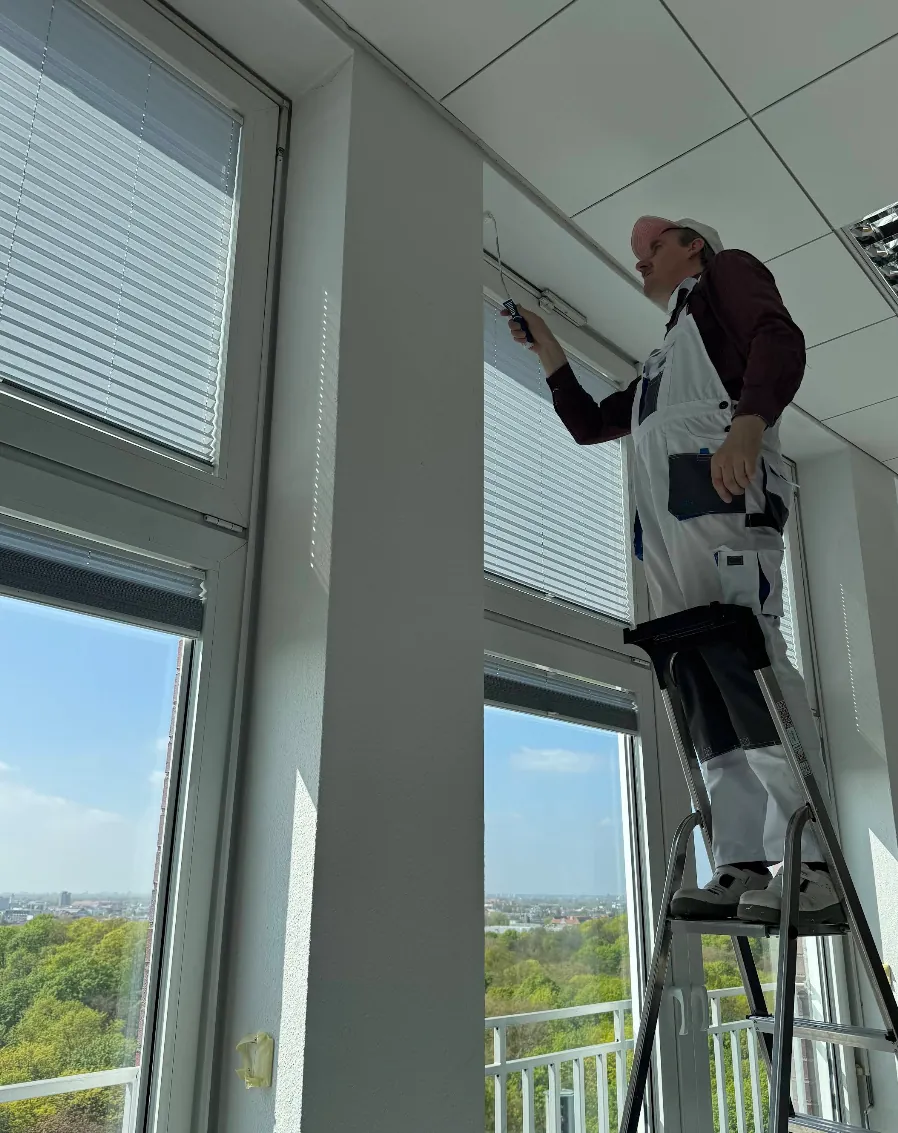Malerarbeit an einer Wohnzimmerwand