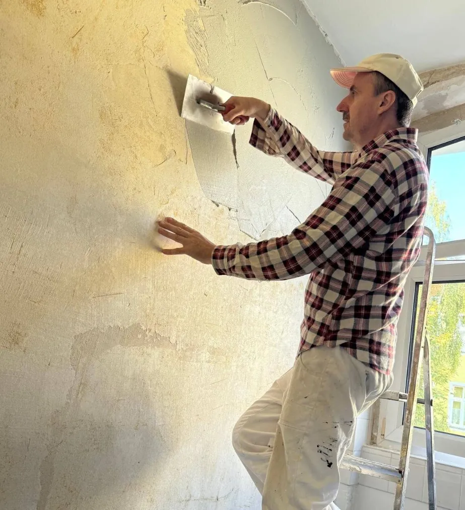 Spachtelarbeit an einer Wand
